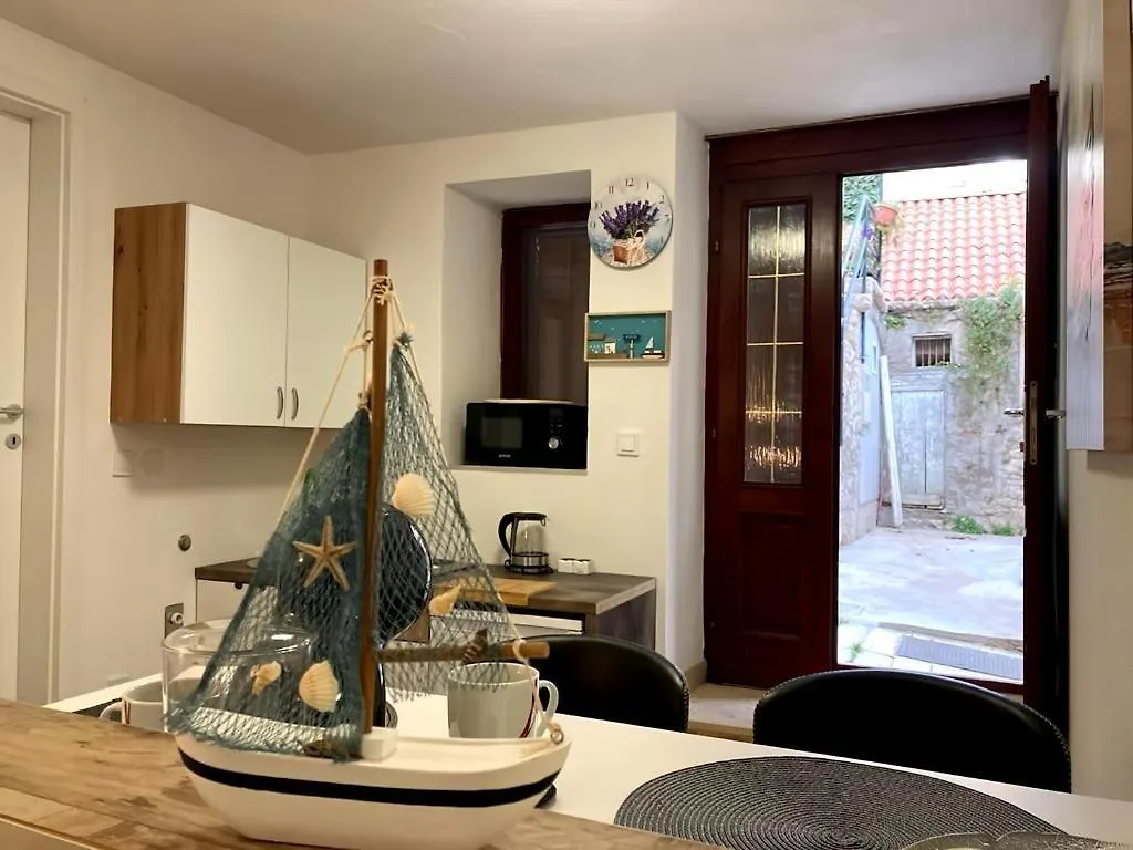 Studio Apartment Mezo Near Diocletian Palace 스플리트